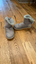 Load image into Gallery viewer, Ugg gray boots youth size 7 Gray fur lined boots 7 (Big Kid)
