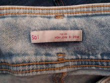 Load image into Gallery viewer, SO high rise mom Jean's size 9 Light blue high rise mom jeans women's size 9 Women's 8
