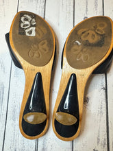 Load image into Gallery viewer, Antonio Melanio, 9.5, navy kitten heel  9-1/2 (Adult)
