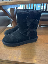 Load image into Gallery viewer, Ugg Black boots 6 (Adult)
