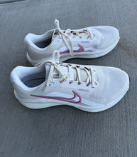 Load image into Gallery viewer, Nike VGU white and mauve sneakers 11-1/2 (Adult)
