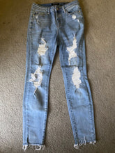 Load image into Gallery viewer, Judy Blue size 7 skinny fit blue jeans Pockets, zipper/button closure J Women's 6
