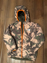 Load image into Gallery viewer, North Face, winter reversible coat with hood Camo &amp; dark green 4T
